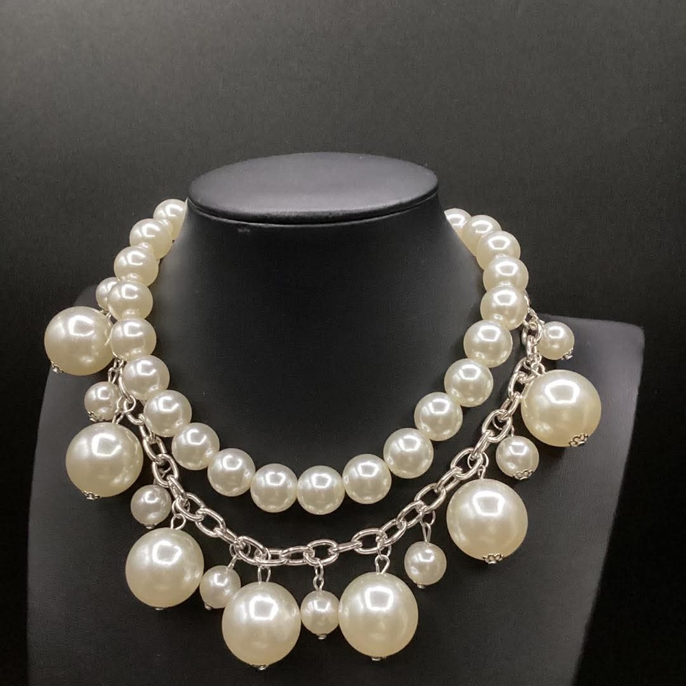 Elegant Pearl Necklace with Silver Accents